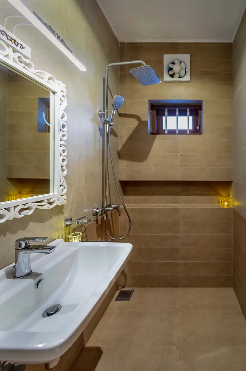 Modern En-Suite Rainfall Shower & Vanity