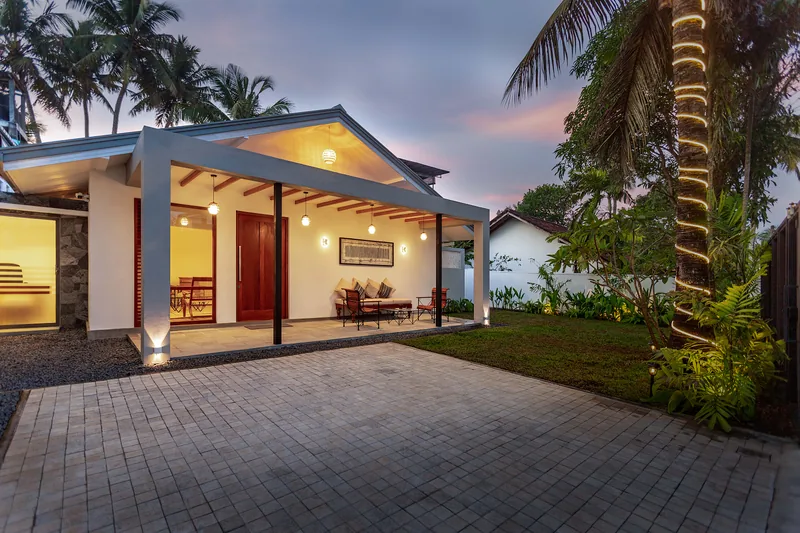 Triple-T Villa Twilight Facade & Veranda